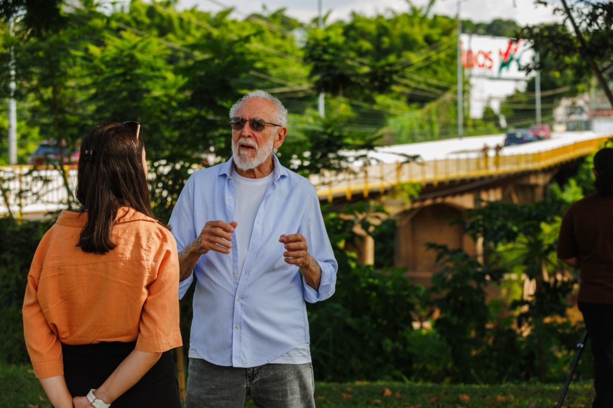 Apolo Heringer Lisboa em articulação pública junto à ponte sobre o Rio das Velhas — três décadas de movimento