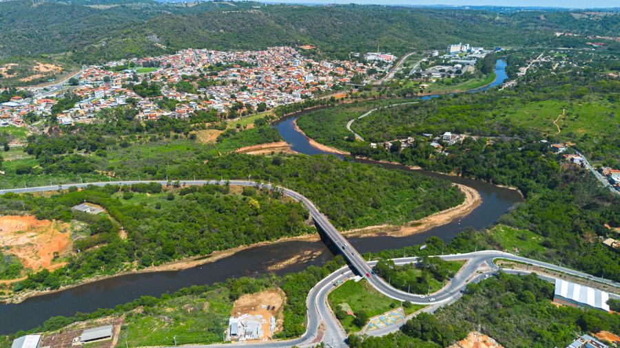 Vista aérea da Bacia do Rio das Velhas — curvas do rio, ponte, vegetação e urbanização compondo o território do Epicentro