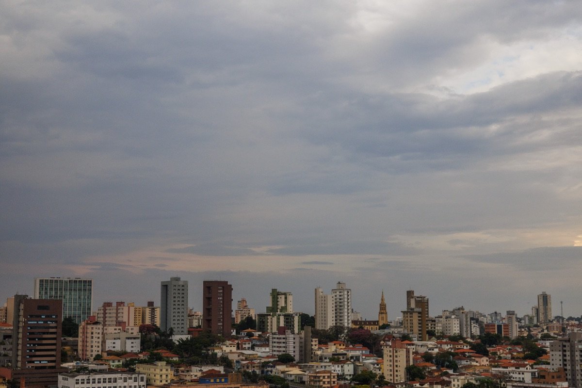 Skyline de Belo Horizonte sob nuvens densas — a metrópole que pressiona a bacia
