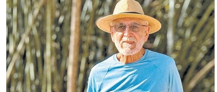 Apolo Heringer Lisboa, de chapéu, em trecho de mata às margens do Rio das Velhas