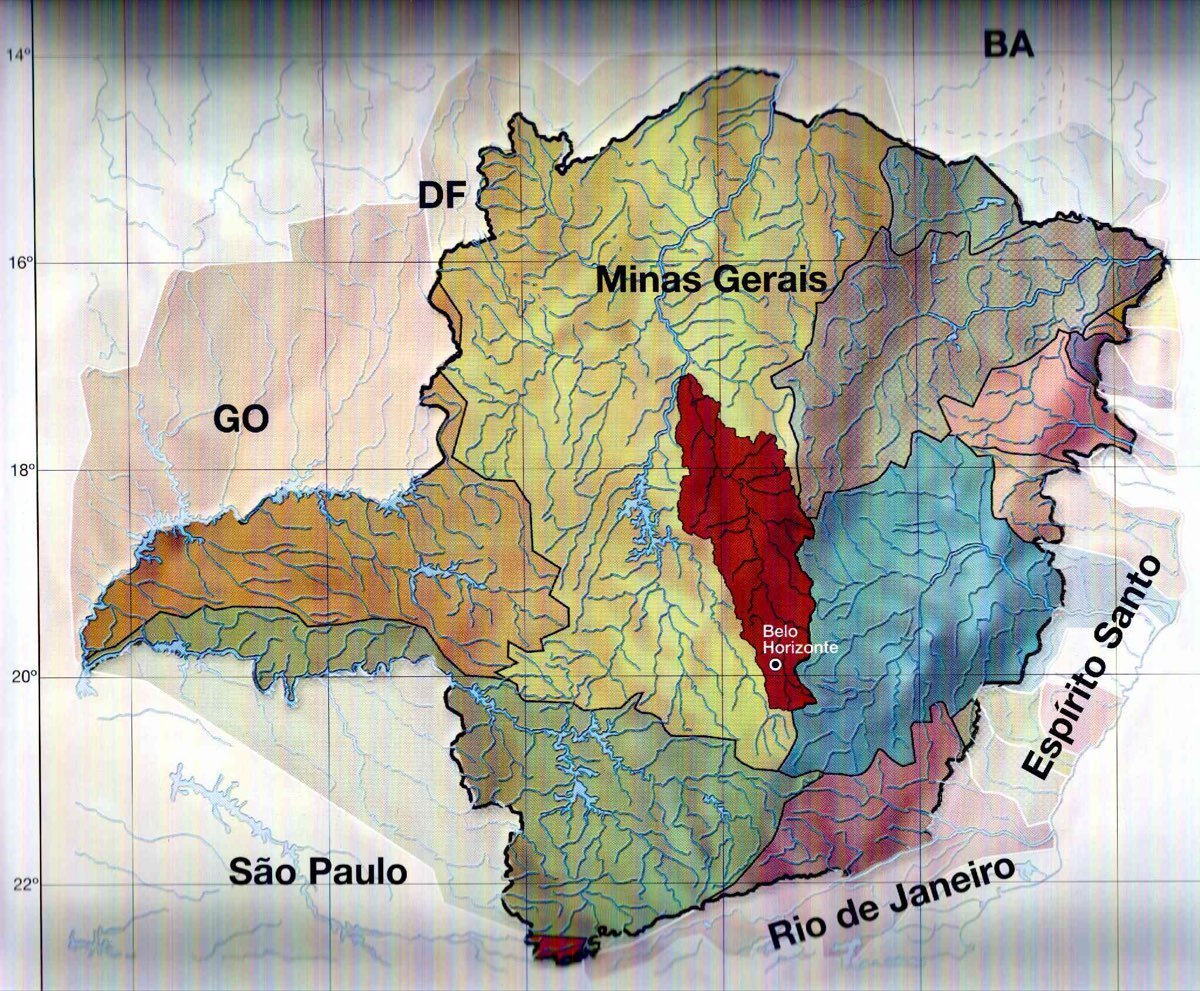Mapa de Minas Gerais com a bacia do Rio das Velhas destacada em vermelho, cortando o estado de Ouro Preto até a foz no rio São Francisco, passando por Belo Horizonte